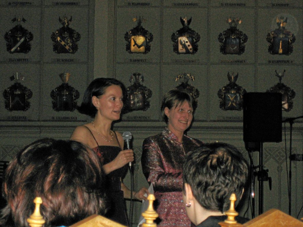 Evivakörens ordförande Malin Ehrman och körens grundare och första ordförande Elisabeth Schauman.