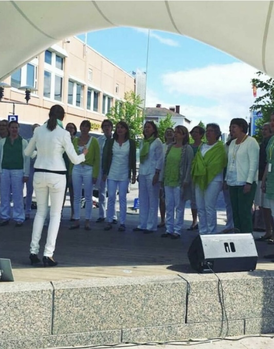 Eviva uppträder utomhus under sångfesten i Karleby 2016.